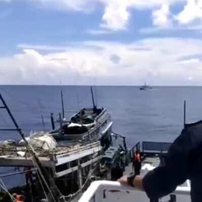 Malaysian Maritime Enforcement Agency KM Langkawi chasing and firing warning shot on Vietnamese trawler which illegally entering Malaysian EEZ (17 June 2020)