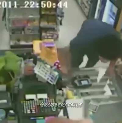 Como impedir um assalto, passo 1: tenha uma cadeira