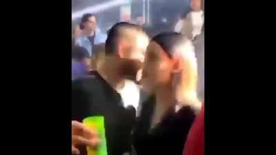 Chega no ouvidinho dela e fala