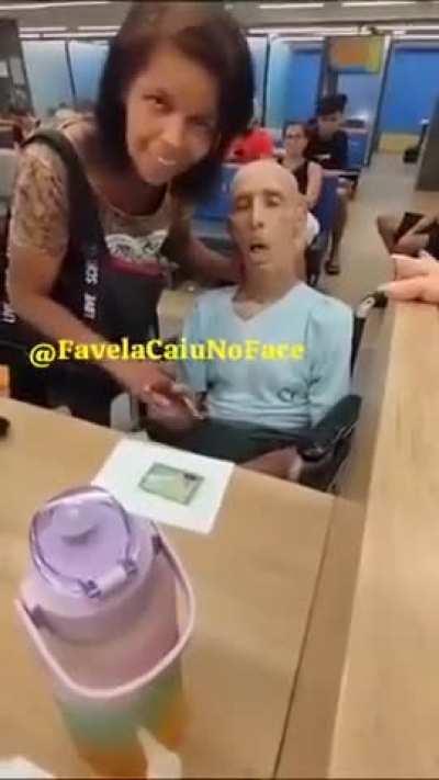 In Brazil, a woman took a deceased man to the bank in an attempt to secure a loan of 17,000 reais (approximately 3,215 dollars) in the deceased person's name. The bank clerk noticed the situation and began recording.