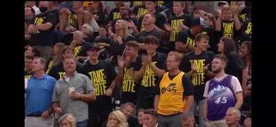 [Highlight] Paul George friends enjoying their time in crowd with the Jazz fans