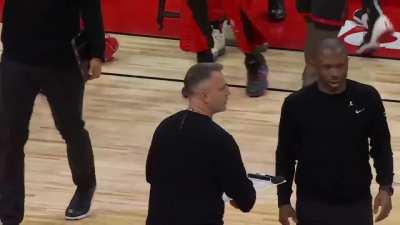 [Highlight] Lillard splits the trap and finds Beasley in the corner for the 3; Bucks on 11-0 run