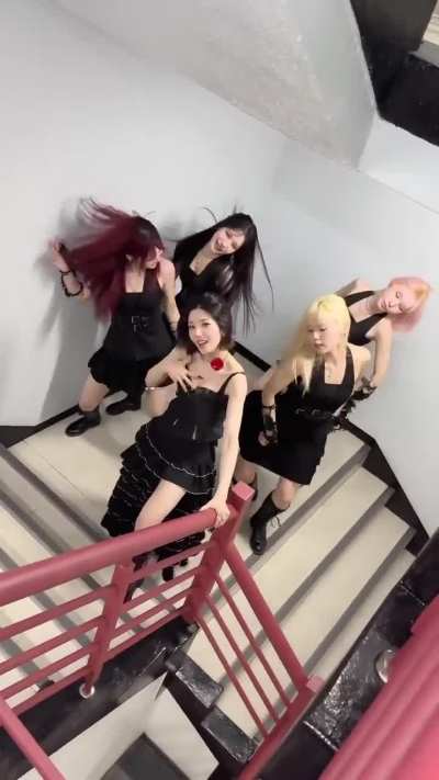 Eunbi with her backup dancers - Hello Stranger Challenge