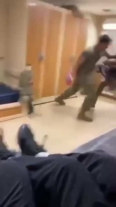 bir asker ve boksör arkadaş dövüşüyor