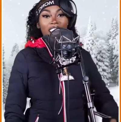 How she gon say all of that with the von chain on?😭😭