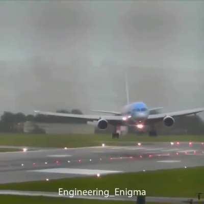 Pilot nails sideways landing in 40 knot crosswinds