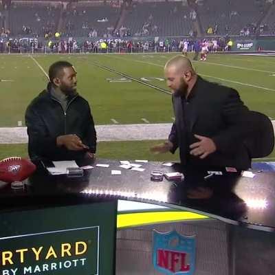 Randy Moss really enjoys magic