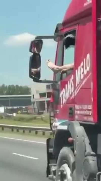 Apareció un camionero con pies y manos afuera del rodado en Autopista Oeste