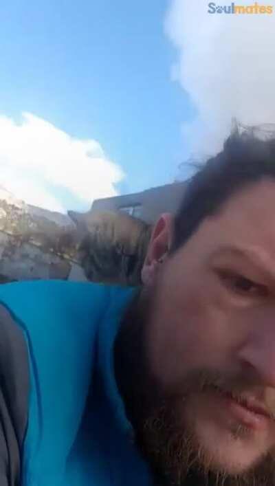 Guy instantly bonds with a stray kitto