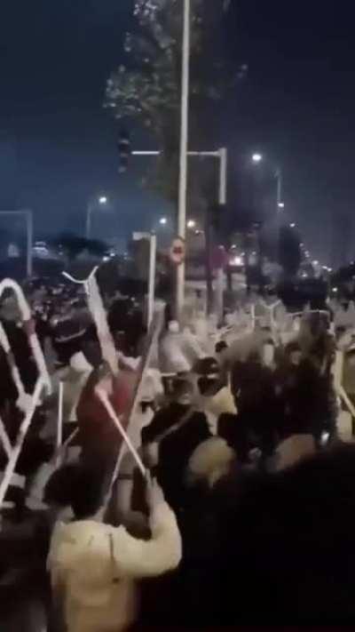 Chinese citizenst rioting in responsfuckinge to goverment restrictions