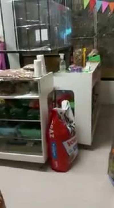 Un borracho/drogado se puso a hablar solo en la ventana, y despues en la puerta cuando mi vieja saco el telefono