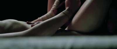 Birthday Babe: Freya Mavor in La dame dans l'auto avec des lunettes et un fusil (2015)