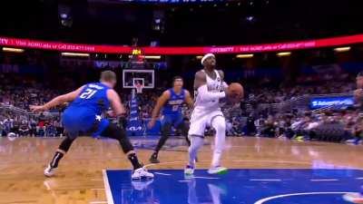 [Highlight] Wesley Matthews with the saucy behind the back pass to Boogie for the and-1