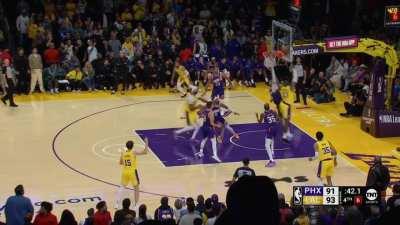 [Highlight] LeBron makes it a 4 point game with 41 seconds left