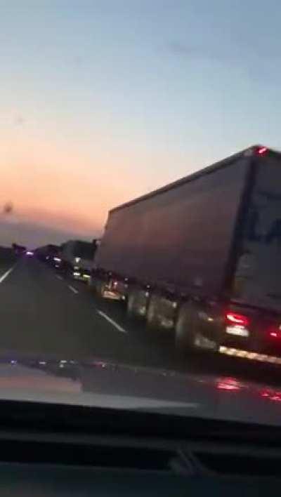 25KM de camiones parados en la frontera con San Luis