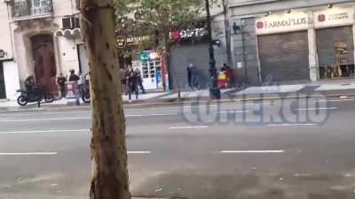 VIDEO: Un camión hidrante de la policía avanza al grito de 