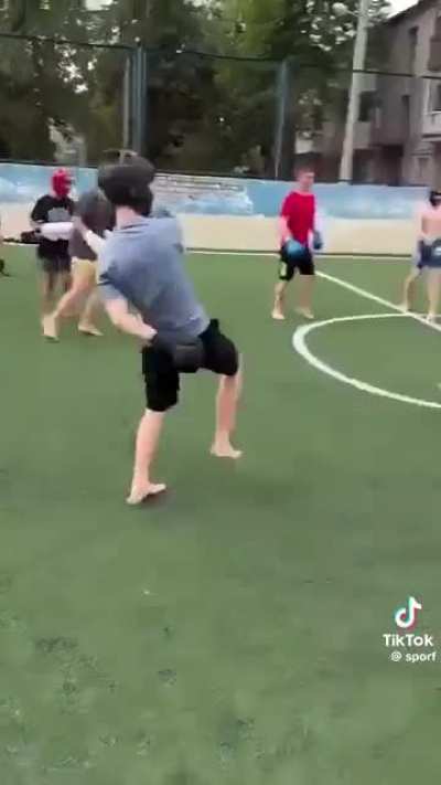 Como ven la manera en la que los Rusos juegan futbol....