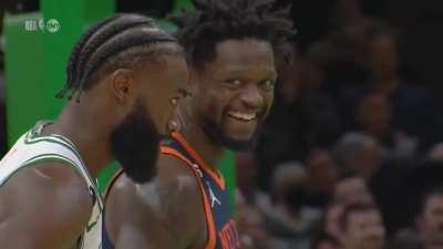 [Highlight] A very happy Julius Randle smiles at Jaylen Brown after Brown misses both FTs in the clutch