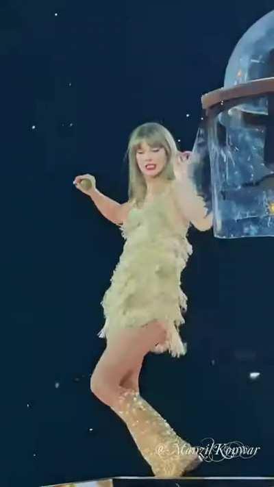 Sexy dance during You Belong With Me