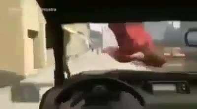 Maria Eduarda tendo aulas no simulador