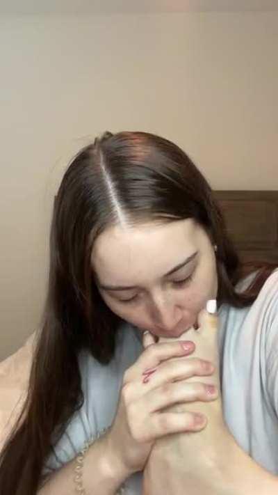 White toes, gold rings