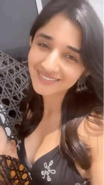 Kanika Mann🤤her cleavage🥵