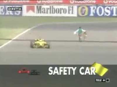 Циган продающий на дороге всякое барахло - уровень 