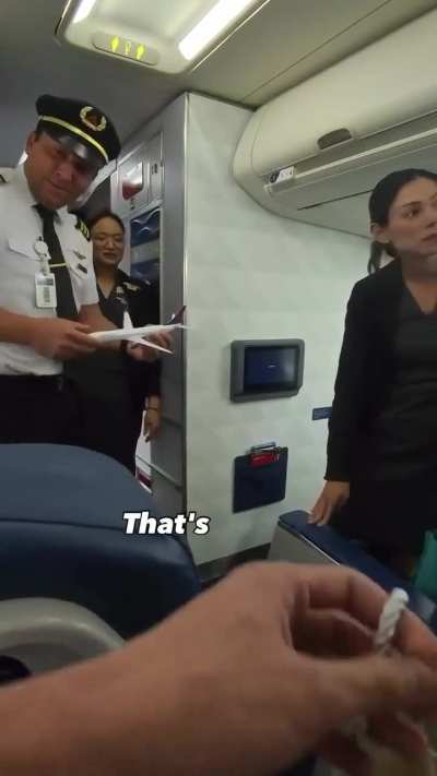 Passenger gives Boeing 737 paper models to Delta pilots