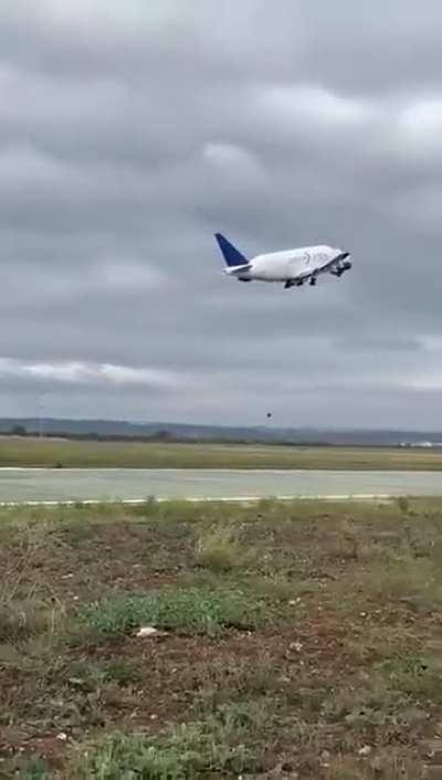 Dreamlifter loses a wheel