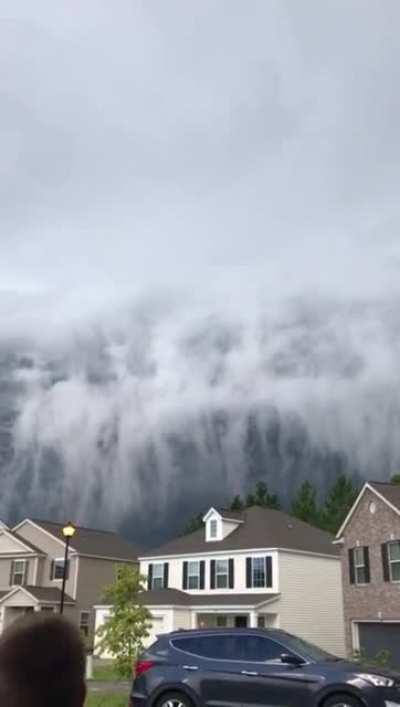 🔥Clouds look like an incoming tsunami