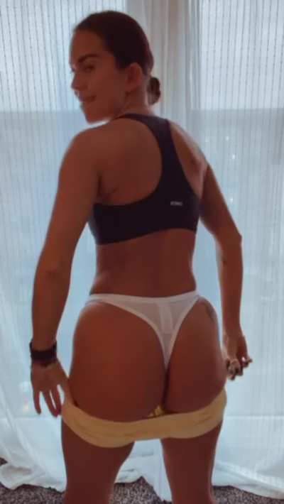 Does it look as good outside the yoga pants?