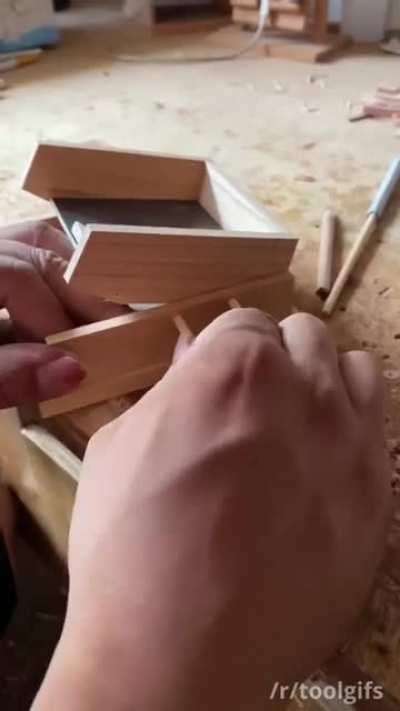 Mechanism inside a cigarette dispenser