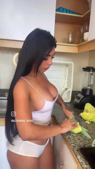 Hypnotic busty Latina