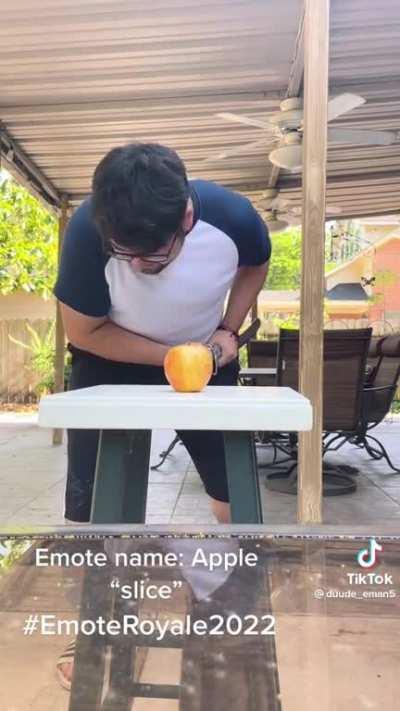 Justice for Apple katana guy | Credit: @duude_eman5