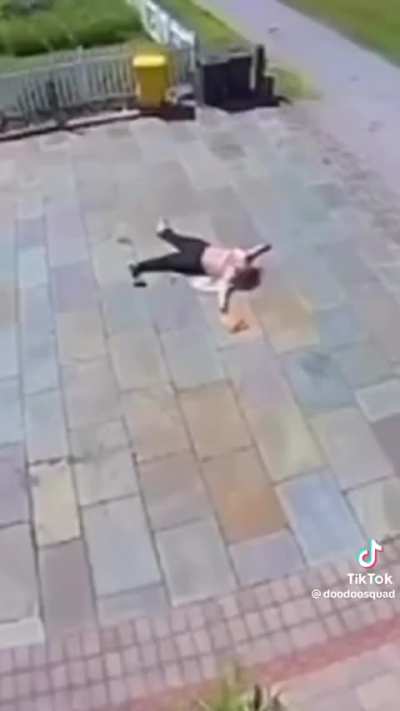 She just accepted she fell out like a champ lol