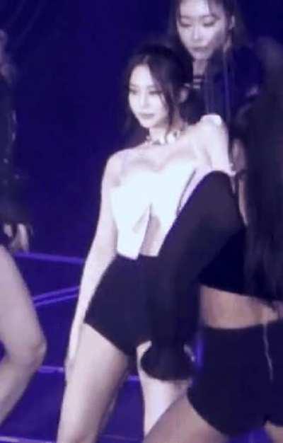 I can't take my eyes off those amazing breasts... mmmm 🤤💦