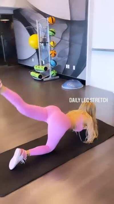 Bimbo working out