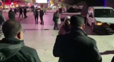 Kocaeli’de milliyetçi bir grup “Şeyh Sait” hakkında konuşma yaparken bir kadın ile milliyetçi grup arasında tartışma çıktı kadın “Şeyh Sait vatan haini değildir” diye slogan attı.