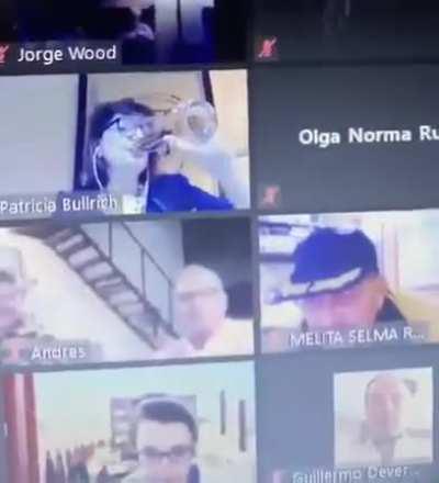 Patricia Bullrich dando un ejemplo de como sobrevivir a una reunión aburrida en cuarenta