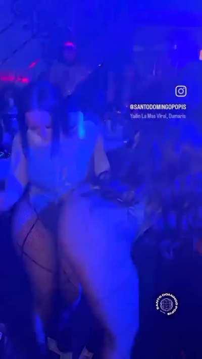 Latina Twerking for her 