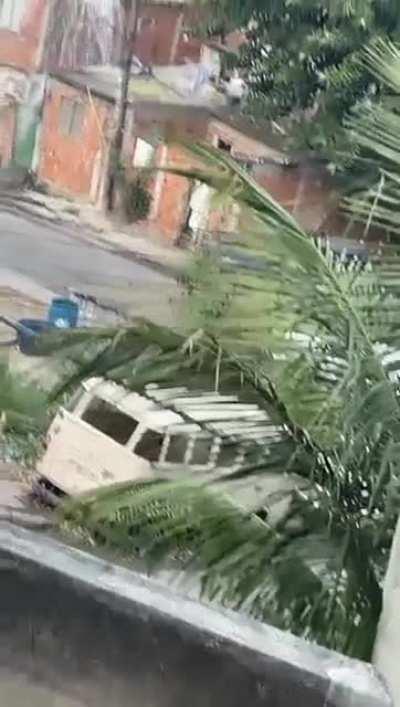 Invasão do morro do alemão que está acontecendo nesse momento.