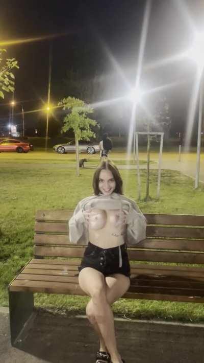 I love flashing my big titties :)