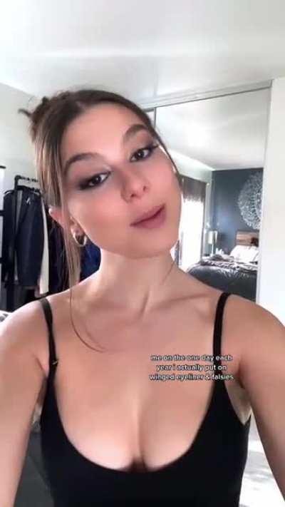 Kira Kosarin: Cleavage