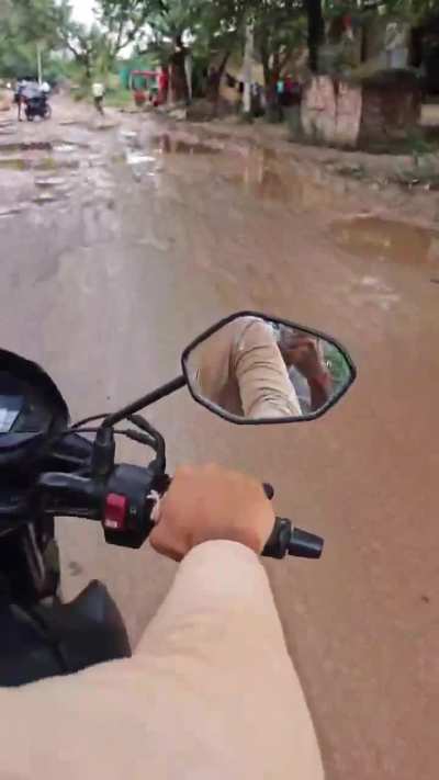 जौनपुर के बदलापुर में उसरां बाज़ार से मछलीशहर तक की सड़क की हालत अब भी बेहद खराब — आखिर कब बनेगी ये सड़क?