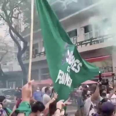 4 de cada 10 quilmeños no llega a cubrir la Canasta Básica, contando entre sus ingresos los $10 mil del IFE. Esta semana, el gobierno anunció q deja de pagarlo. Pero Mayra Mendoza, su intendente, baila en vez de trabajar. No seas Mayra Mendoza. No hay nad