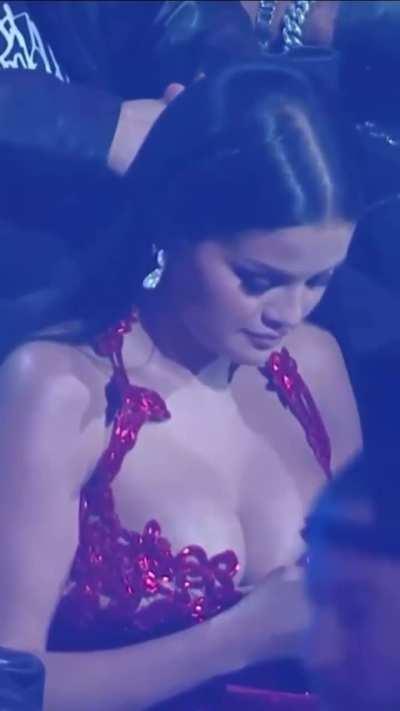 Selena Gomez, stunning at VMas