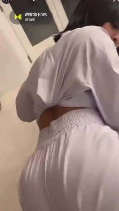 Old throwbck vid of her twerking