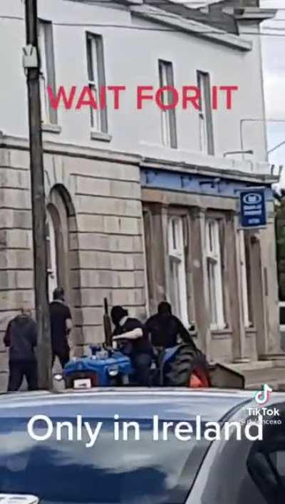 Only in Ireland: a tractor as a getaway vehicle