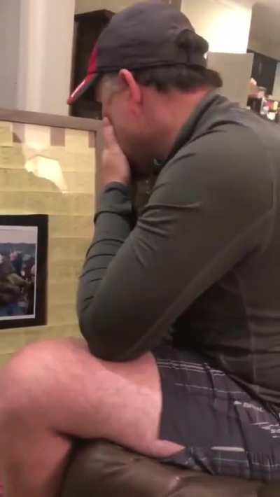 During middle school, Sophia’s stepdad used to leave her a note on her door each day to inspire her. well, she kept those notes & It’s been 6 years since then. She gave him those notes back