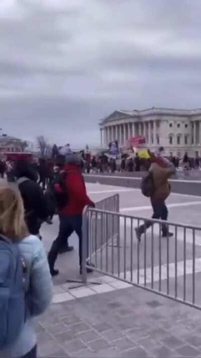WELL LOOK AT THIS. Video appears to show a DC Capitol Police Officer waving protesters past barricade at complex Wednesday, January 6, 2021